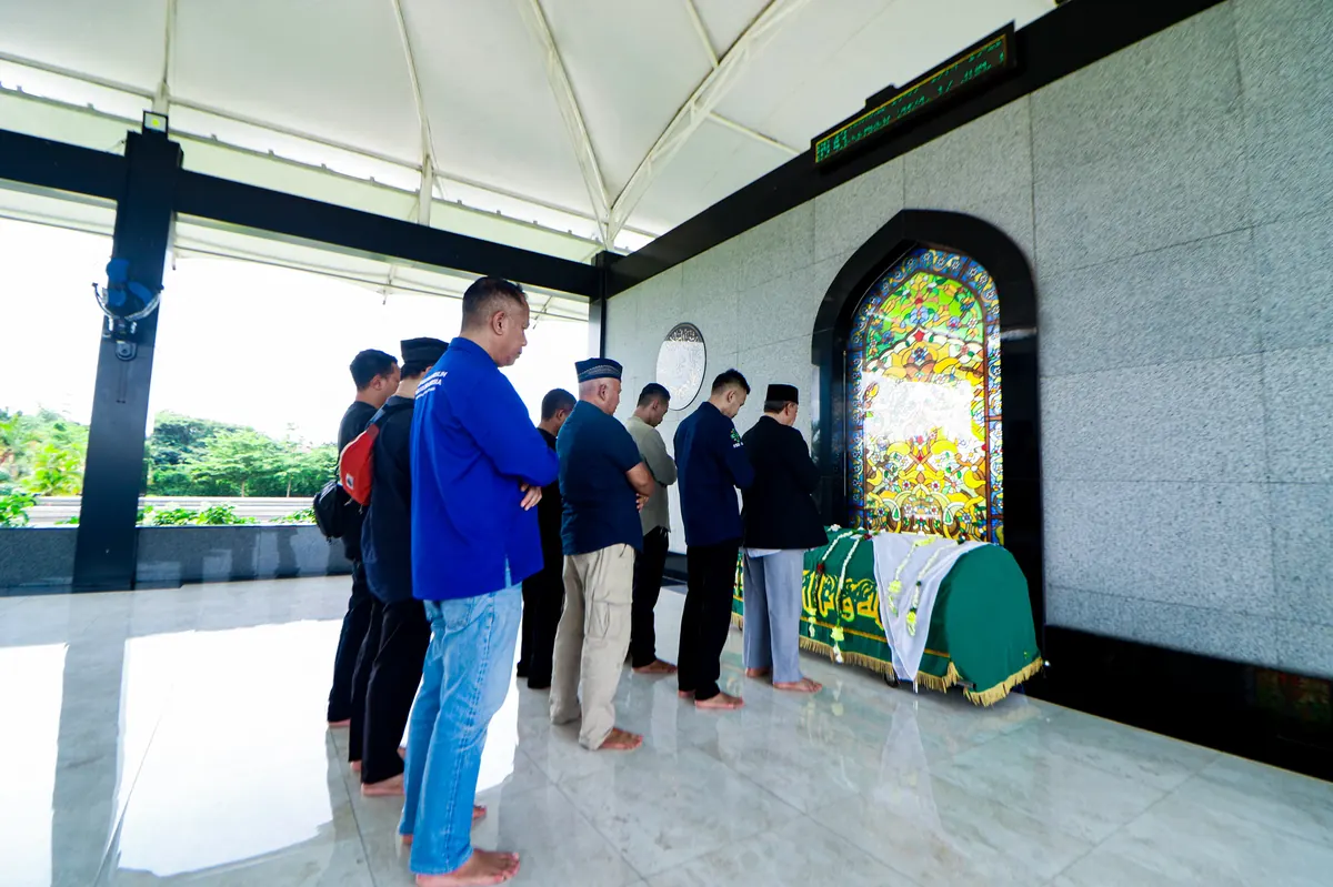 Keluarga menyalatkan jenazah di musholla kawasan pemakaman