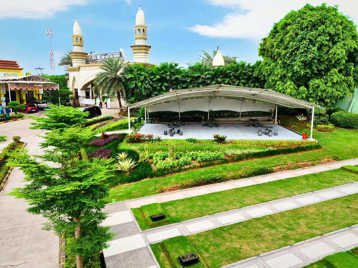 Hall beratap untuk keluarga dan peziarah