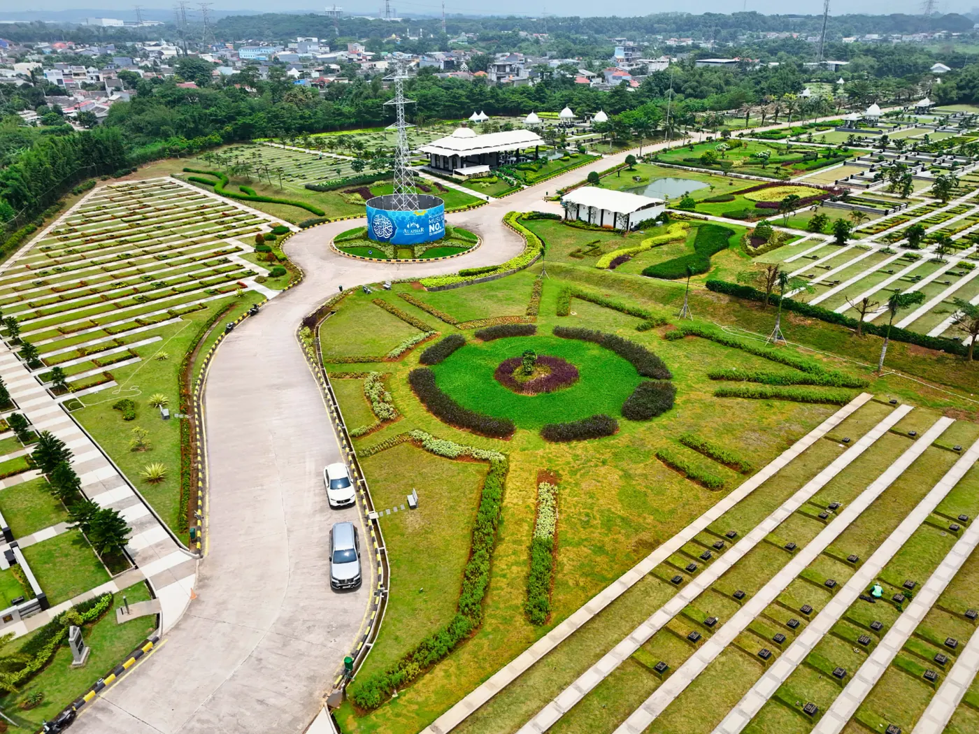 Jalan melingkar mengitari taman bundar di tengah kawasan