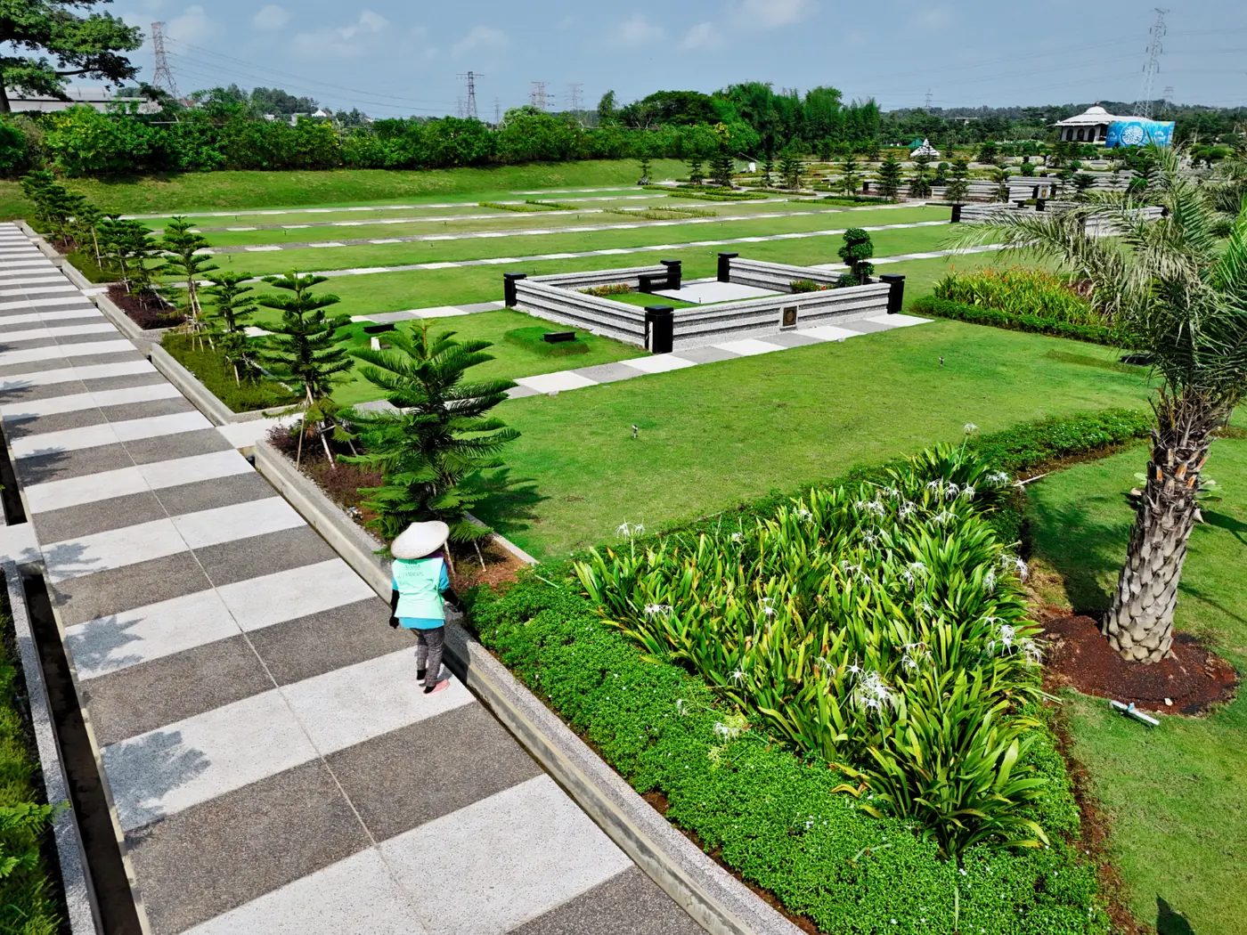Walkway beton menyusuri taman makam