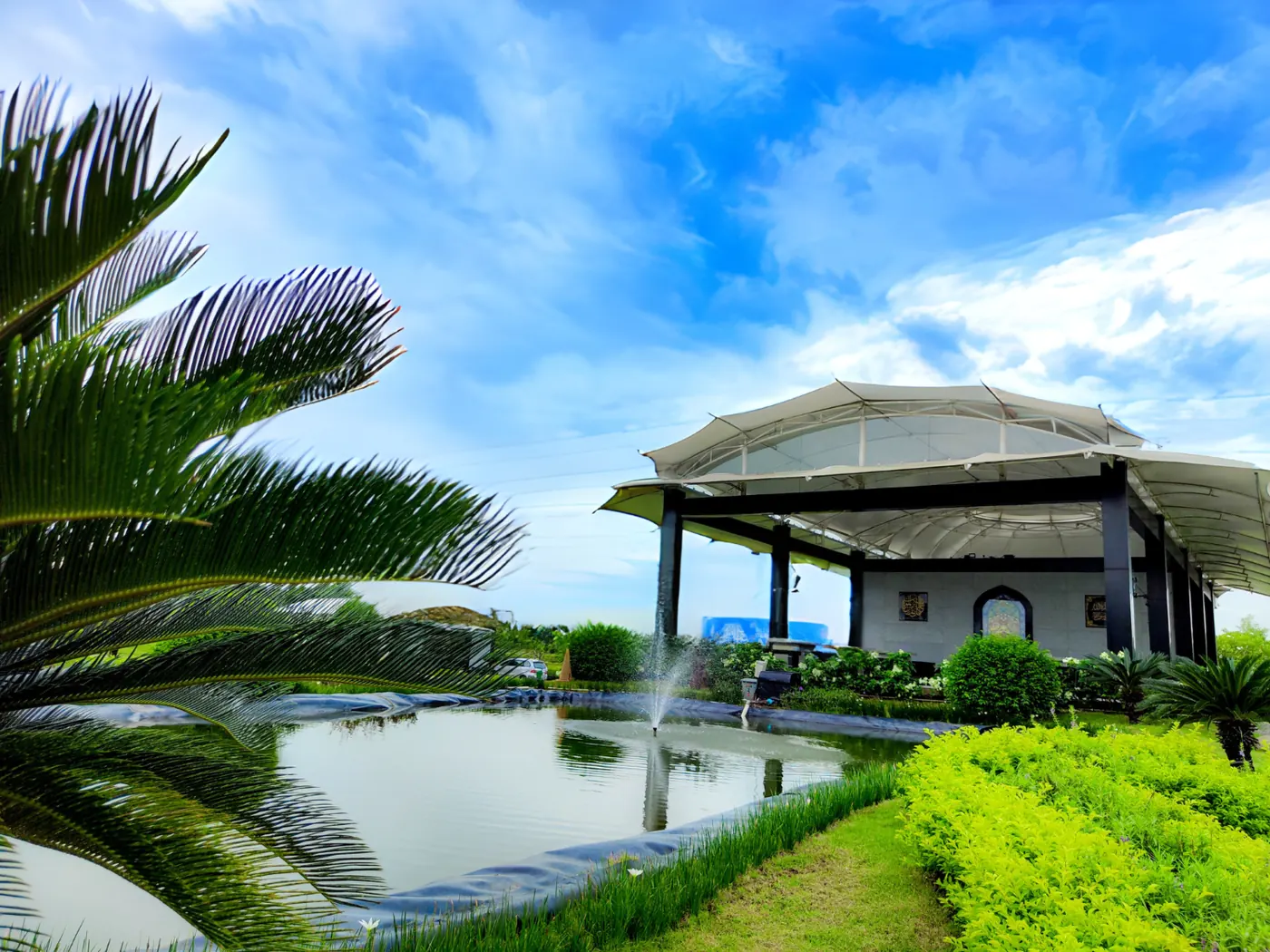 Kolam dan hall beratap di tengah taman