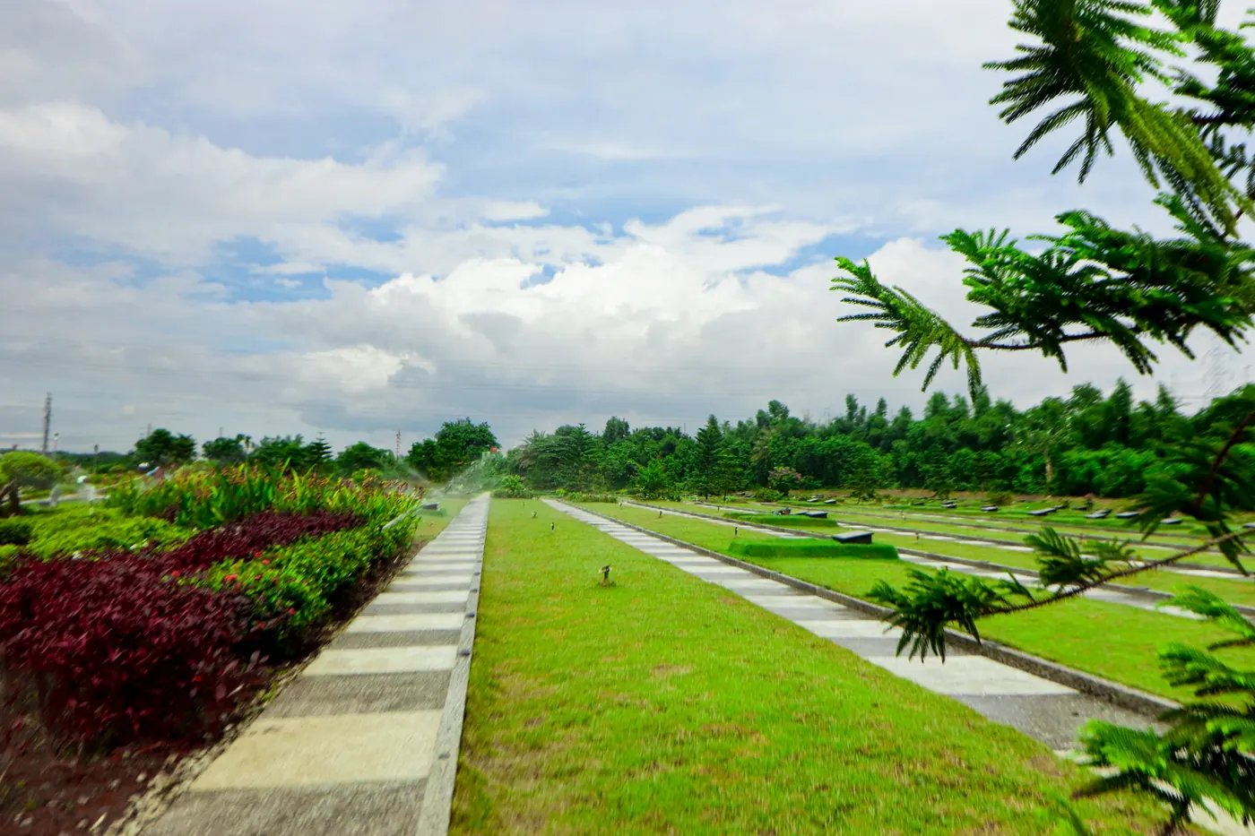 Walkway lurus di antara makam berumput