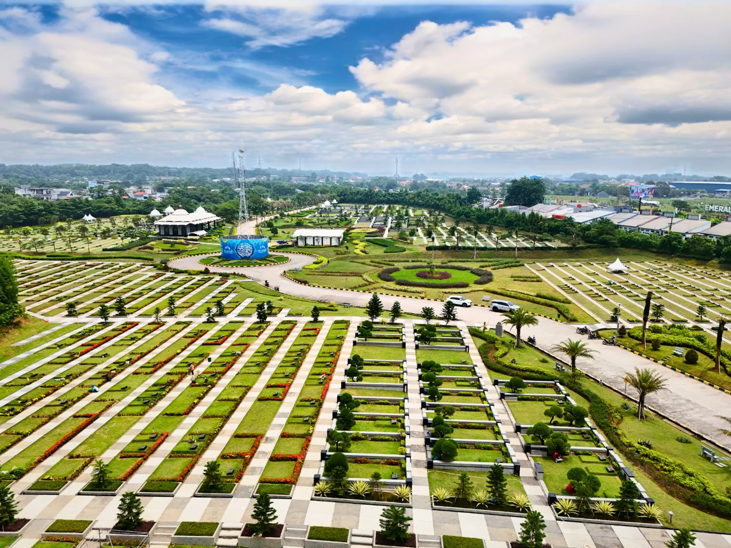 Pemandangan udara Al Azhar Memorial Garden: taman bundar di tengah deretan makam berumput dan walkway